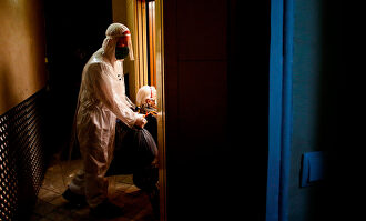 Voluntarios de la ONG Pro-Activa Open Arms trasladan ancianos a hospitales en Barcelona. | EFE