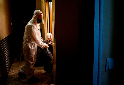 Voluntarios de la ONG Pro-Activa Open Arms trasladan a personas mayores de una residencia del centro de Barcelona a hospitales de la ciudad. | EFE