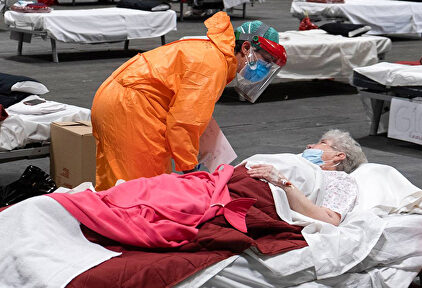 Sanitario atendiendo a una paciente de Covid durante el pico de la pandemia | Satse