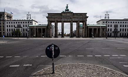 La berlinesa Pariser Platz, con la Puerta de Brandenburgo en el centro | EFE