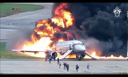 Impactante nuevo vídeo del accidente de un avión en el aeropuerto de Moscú