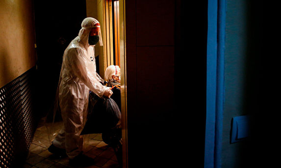 Voluntarios de la ONG Pro-Activa Open Arms trasladan a personas mayores de una residencia. | EFE