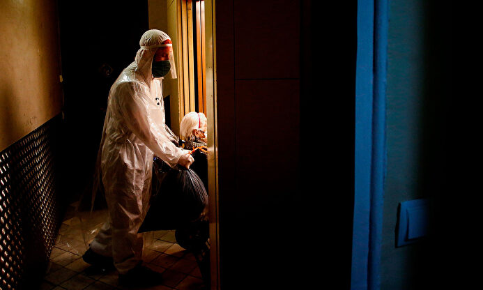 Voluntarios de la ONG Pro-Activa Open Arms trasladan ancianos a hospitales en Barcelona. | EFE