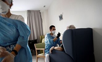 Sanitarios y ancianos en una residencia. | EFE