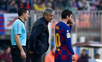 Quique Setién da instrucciones a Messi en un partido de Liga contra el Eibar. | Cordon Press