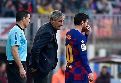 Quique Setién da instrucciones a Messi en un partido de Liga contra el Eibar. | Cordon Press