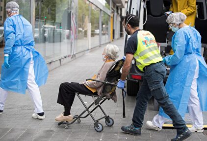 Traslado de un anciano enfermo de COVID-19 | EFE