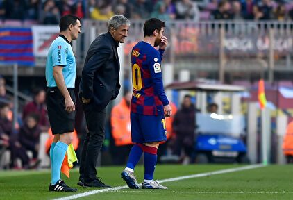 Quique Setién da instrucciones a Messi en un partido de Liga contra el Eibar. | Cordon Press