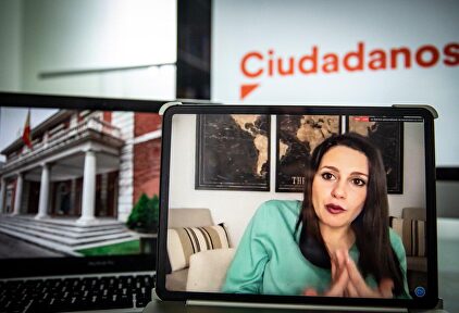 La líder de Ciudadanos, Inés Arrimadas, durante una comparecencia telemática junto a una imagen de La Moncloa. | Pedro Ruiz.