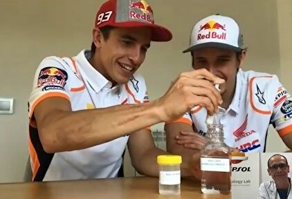 Marc y Álex Márquez aprenden a fabricar su propio gel hidroalcohólico