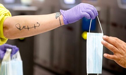 Distribución de mascarillas en el transporte público. | EFE