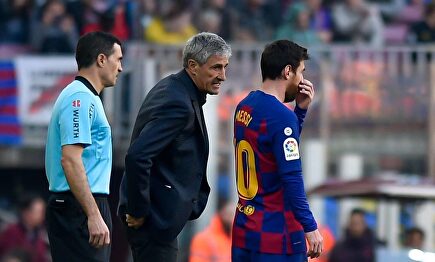 Quique Setién da instrucciones a Messi en un partido de Liga contra el Eibar. | Cordon Press