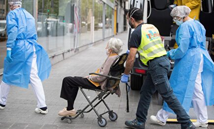 Traslado de un anciano enfermo de COVID-19 | EFE