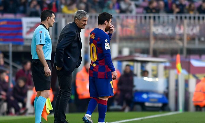 Quique Setién da instrucciones a Messi en un partido de Liga contra el Eibar. | Cordon Press