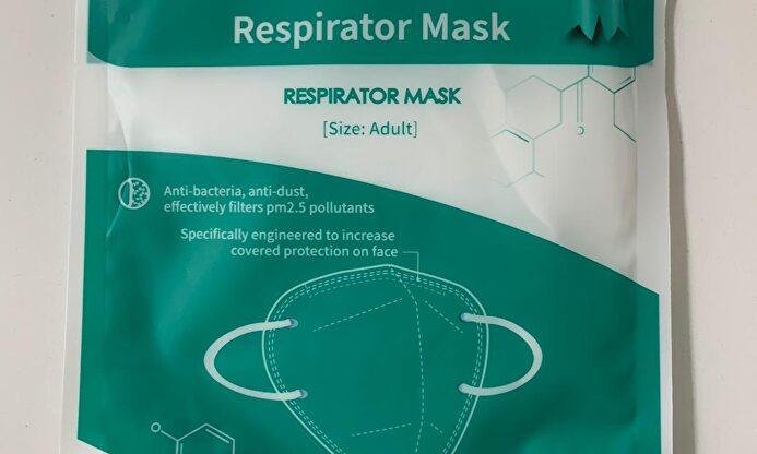 Una de las mascarillas retiradas.