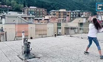 La creatividad no entiende de imposibles: así entrenan dos italianas al tenis desde la azotea de sus casas