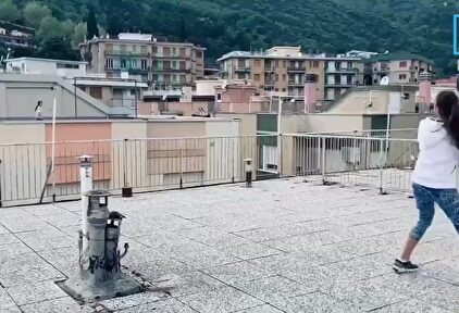 La creatividad no entiende de imposibles: así entrenan dos italianas al tenis desde la azotea de sus casas