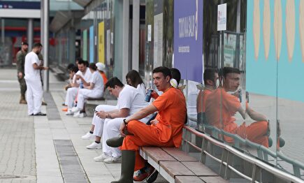 Sanitarios descansan en el pabellón 9 de Ifema. | EFE