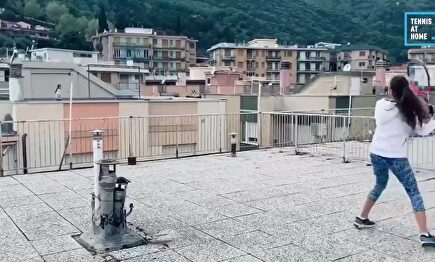 La creatividad no entiende de imposibles: así entrenan dos italianas al tenis desde la azotea de sus casas