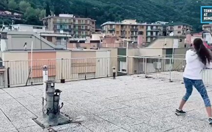 La creatividad no entiende de imposibles: así entrenan dos italianas al tenis desde la azotea de sus casas
