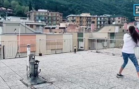La creatividad no entiende de imposibles: así entrenan dos italianas al tenis desde la azotea de sus casas