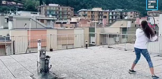 La creatividad no entiende de imposibles: así entrenan dos italianas al tenis desde la azotea de sus casas
