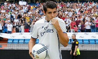 Morata besa el escudo del Real Madrid durante su presentación | EFE