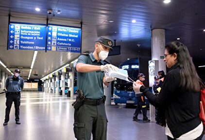 Agentes de la Guardia Civil repartiendo mascarillas. | EFE