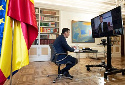 Sánchez durante su conversación telemática con Casado. | EFE