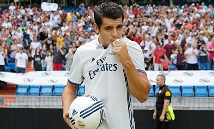 Morata besa el escudo del Real Madrid durante su presentación | EFE