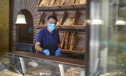 Un trabajador en el obrador panadería | Europa Press