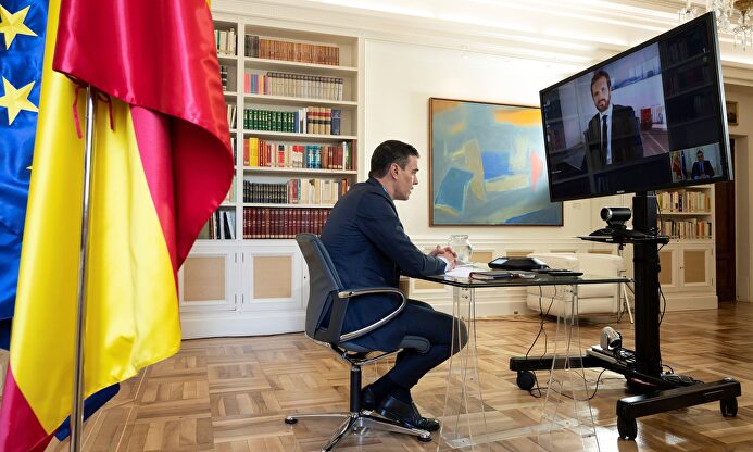 Sánchez durante su conversación telemática con Casado. | EFE