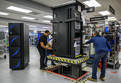 Ingenieros de IBM trabajando en un centro de datos de la compañía | IBM
