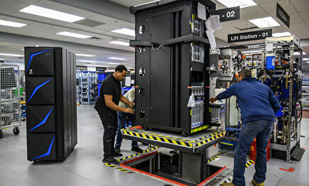 Ingenieros de IBM trabajando en un centro de datos de la compañía | IBM