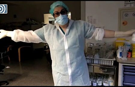 Una sanitaria muestra los EPI de la vergüenza que les da el Gobierno: "Una mierda