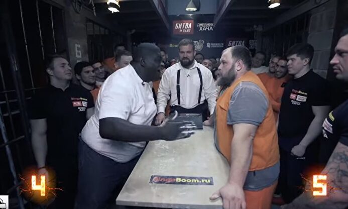 Brutal duelo de bofetadas entre Kamotsky y una mole brasileña de 200 kilos