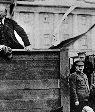 Lenin, dando un discurso, con Trotsky 'in vigilando'. | Archivo