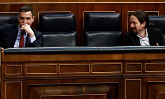Pedro Sánchez y Pablo Iglesias comparten risas en sus respectivos escaños en el Congreso | EFE