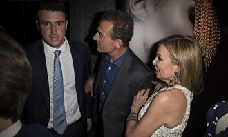 Álex con sus padres en una imagen de 2017 | Gtres