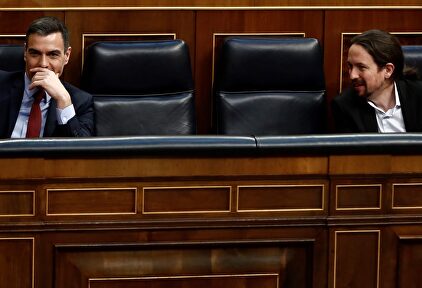 Pedro Sánchez y Pablo Iglesias, relajados y sonrientes en el Congreso | EFE