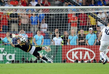 Casillas le para un penalti al italiano De Rossi en los cuartos de final de la Eurocopa 2008. | Cordon Press