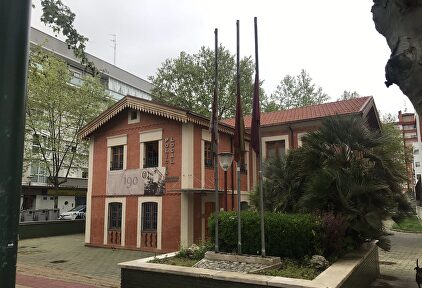 Comisaría de Valladolid con las banderas a media asta en señal de luto por las víctimas del coronavirus. | @FePoM22