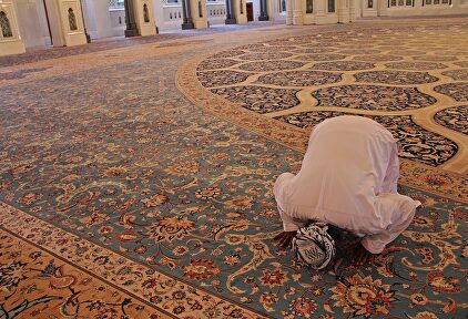 Un musulmán orando en una mezquita. | Pixabay/CC/sharonang