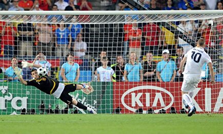 Casillas le para un penalti al italiano De Rossi en los cuartos de final de la Eurocopa 2008. | Cordon Press