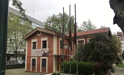 Comisaría de Valladolid con las banderas a media asta en señal de luto por las víctimas del coronavirus. | @FePoM22