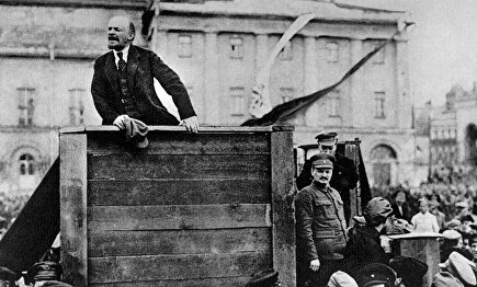 Lenin, dando un discurso, con Trotsky 'in vigilando'. | Archivo