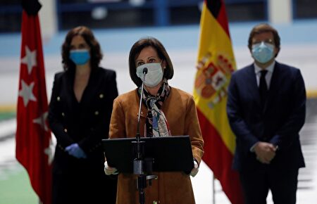 Margarita Robles emocionada con los familiares de los fallecidos en la morgue del Palacio de Hielo: "no estuvieron solos"