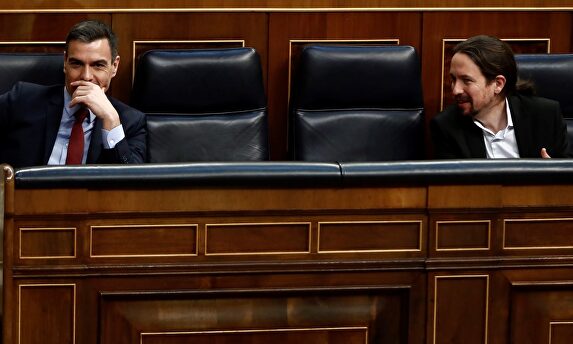 Pedro Sánchez y Pablo Iglesias comparten risas en sus respectivos escaños en el Congreso | EFE