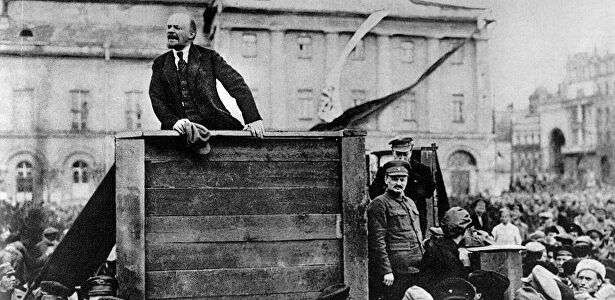 Lenin dando un discurso | Archivo