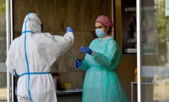 Enfermera encargada de tomar muestras para el coronavirus. | EFE